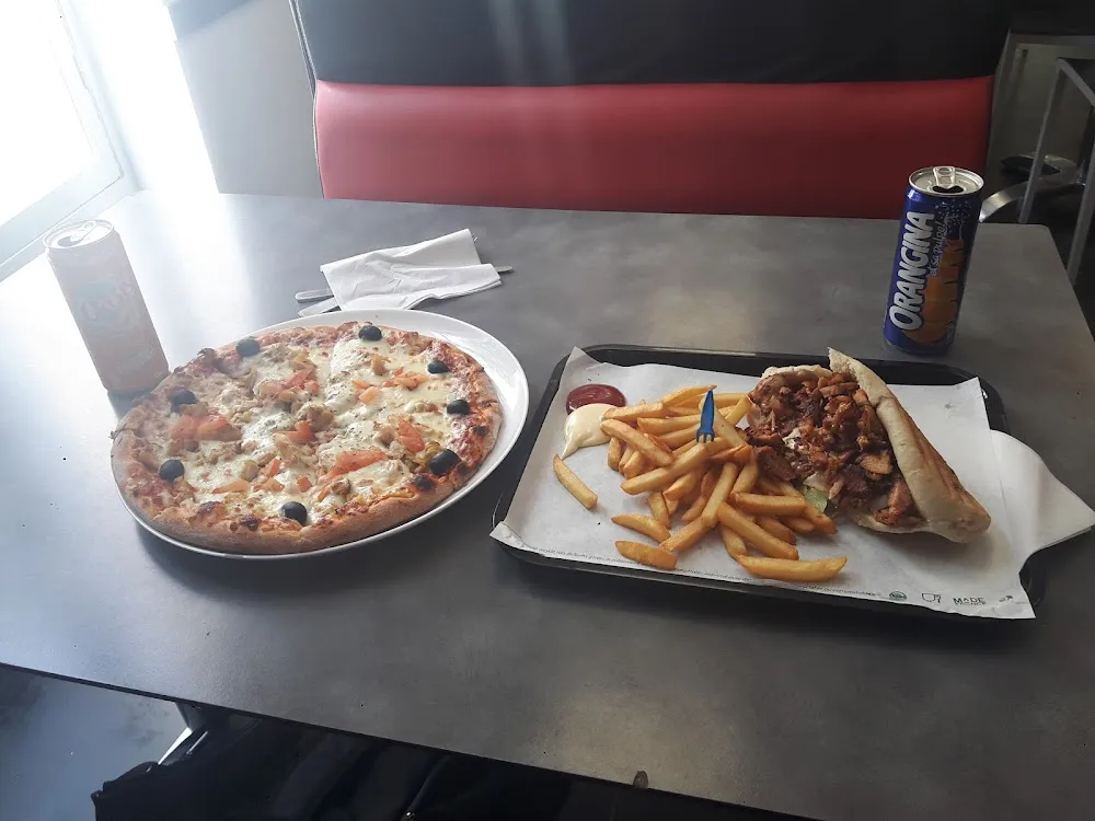 Pizza Chicken Et Kebab Avec Boissons Fraîches